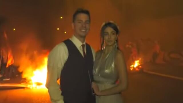 Recién casados celebran el amor frente a violentas protestas con fuego.