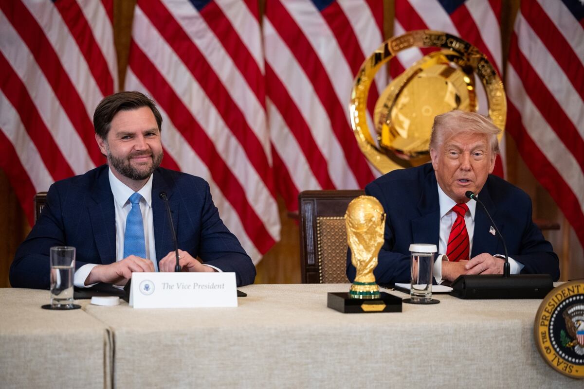 Donald Trump y JD Vance en reunión con presidente de la FIFA