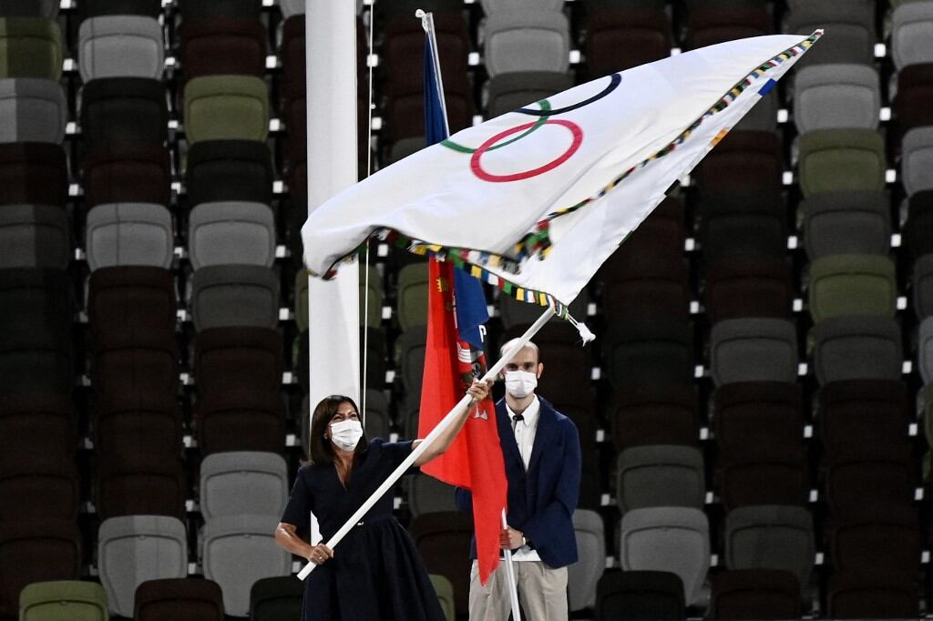 Anne Hidalgo recibe la bandera olímpica