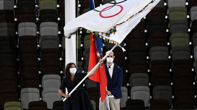 Anne Hidalgo recibe la bandera olímpica