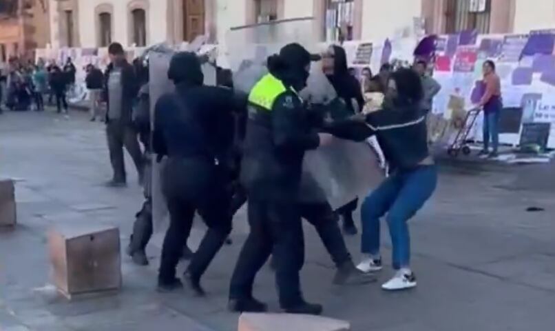 14 feministas fueron gaseadas y detenidas en la marcha 8M en Zacatecas