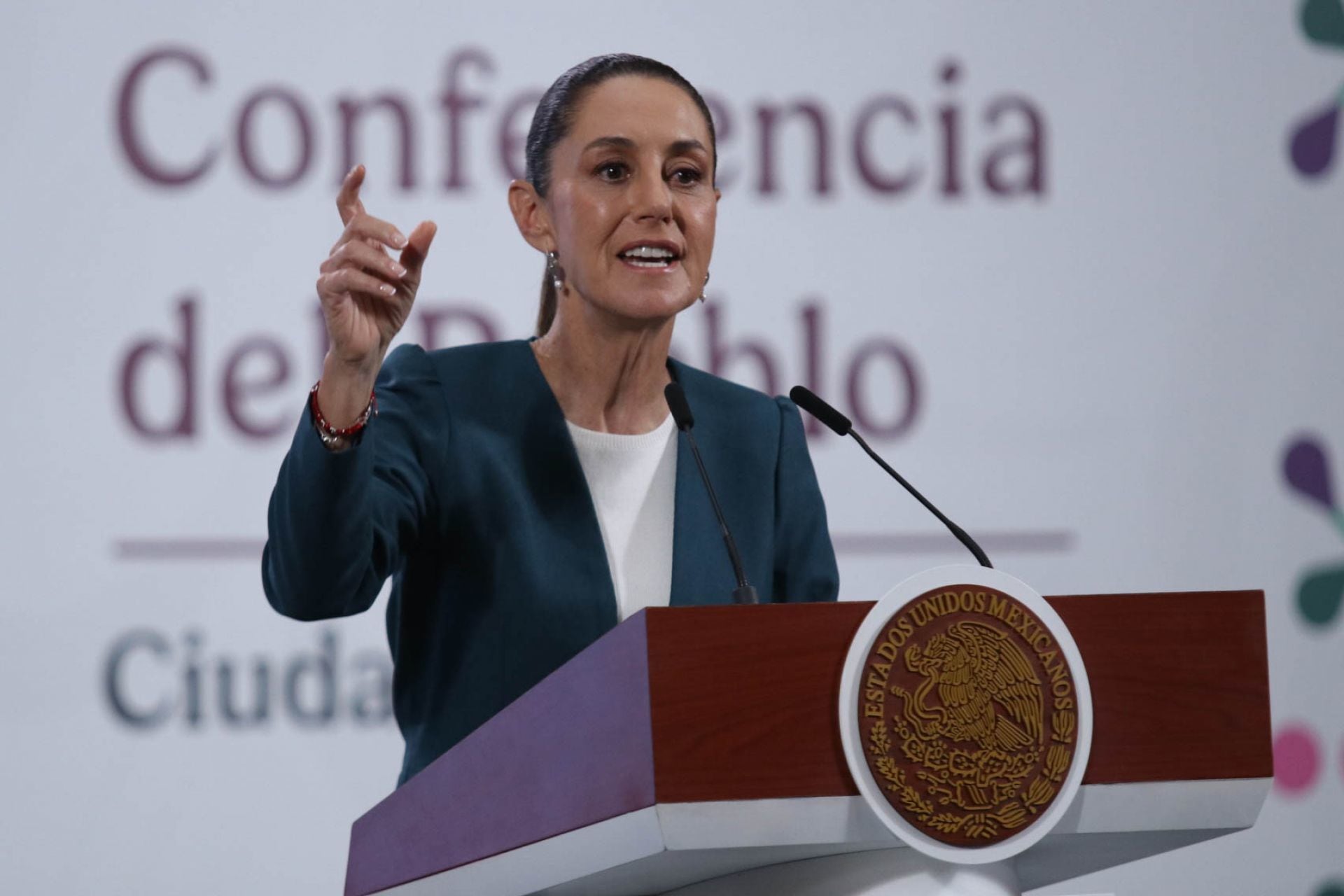 Claudia Sheinbaum vs Vicente Fox