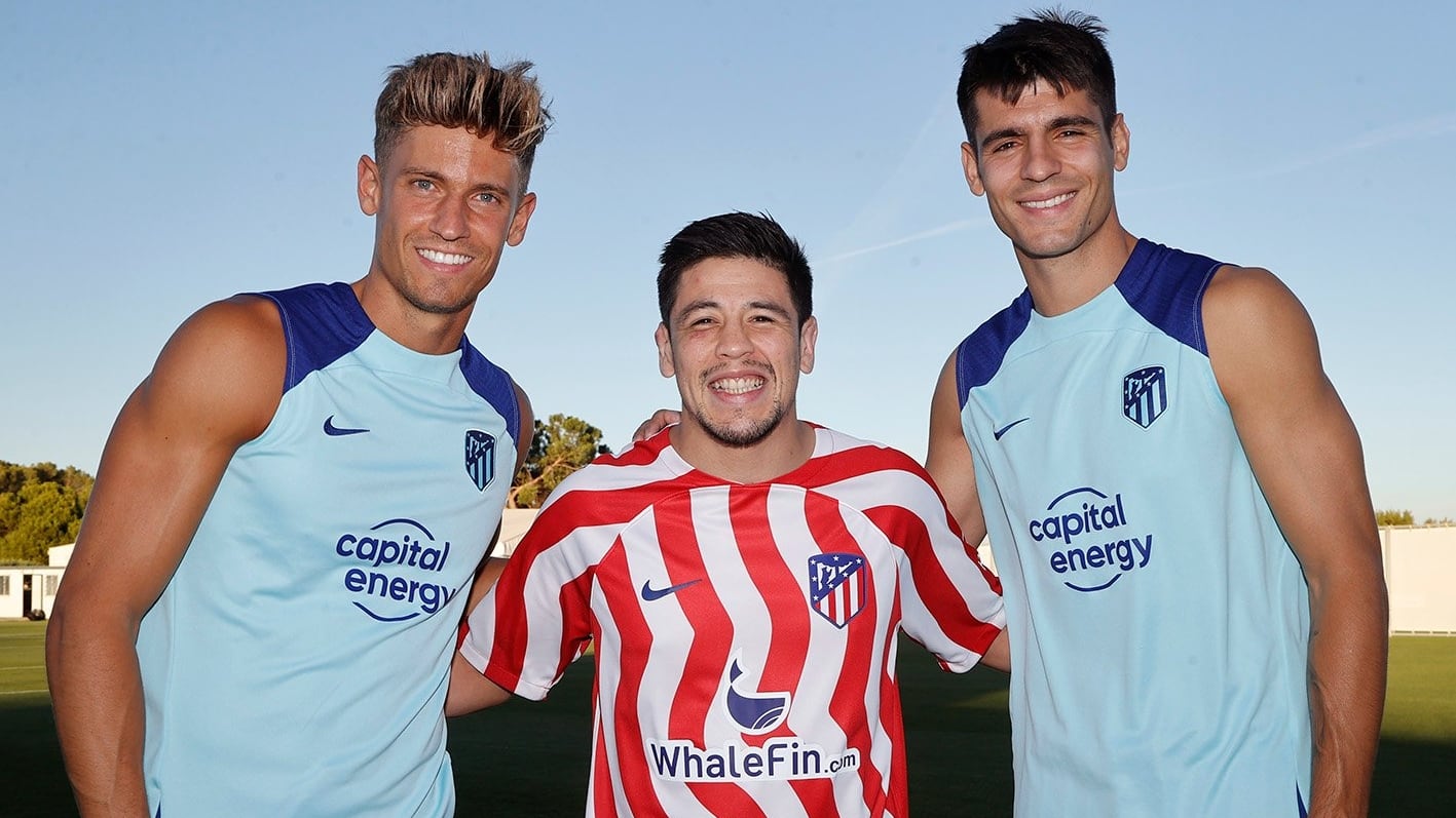 Brandon Moreno con jugadores del Atlético de Madrid