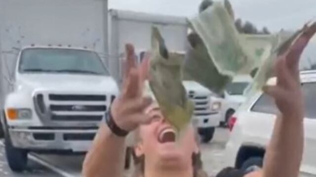 Camión de valores dejó caer por error miles de dólares en autopista