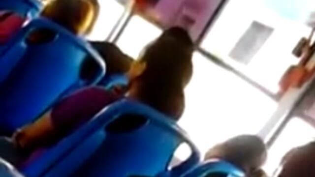 VIDEO: Madre regaña a niño con síndrome de Down por dormirse parado en el camión