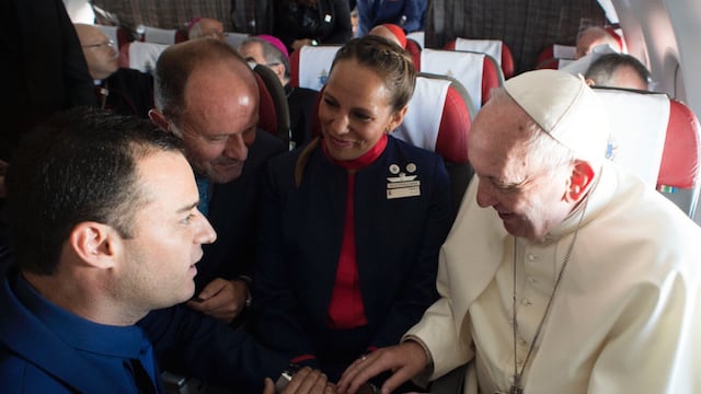 Matrimonio celebrándose durante vuelo papal