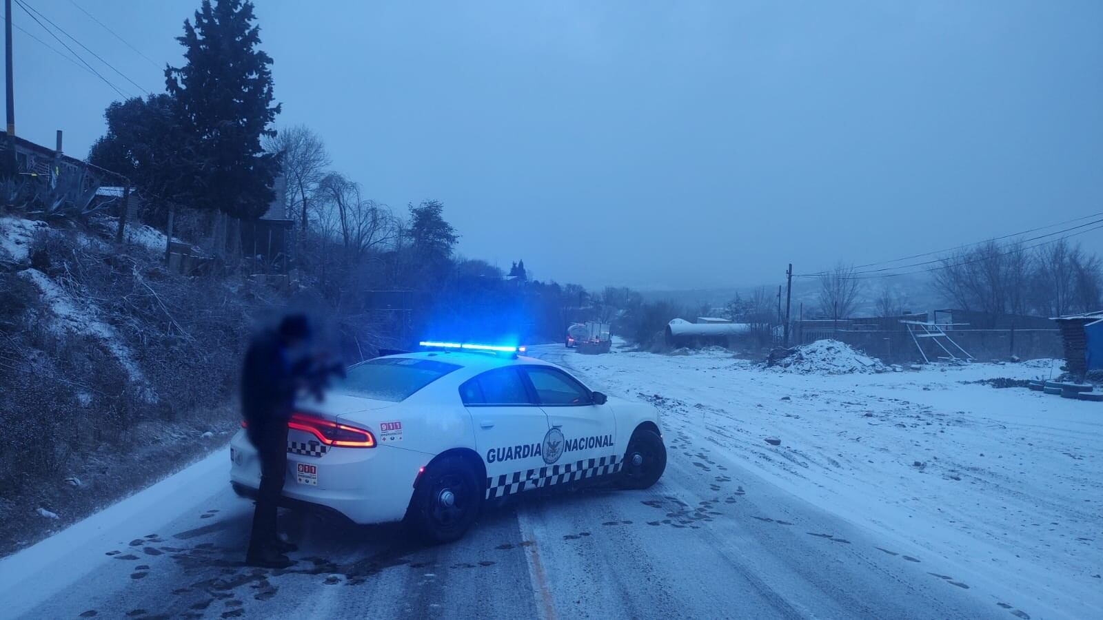 Hoy en la carretera Cananea-Agua Prieta en Sonora una intensa nevada corta la circulación
