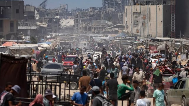 Palestinos huyen de Jan Yunis tras la orden de evacuación del ejército israelí, en el sur de la Franja de Gaza