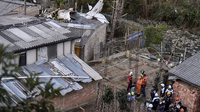 7 personas fallecieron al caer una avioneta sobre casas en un barrio al suroeste de Colombia