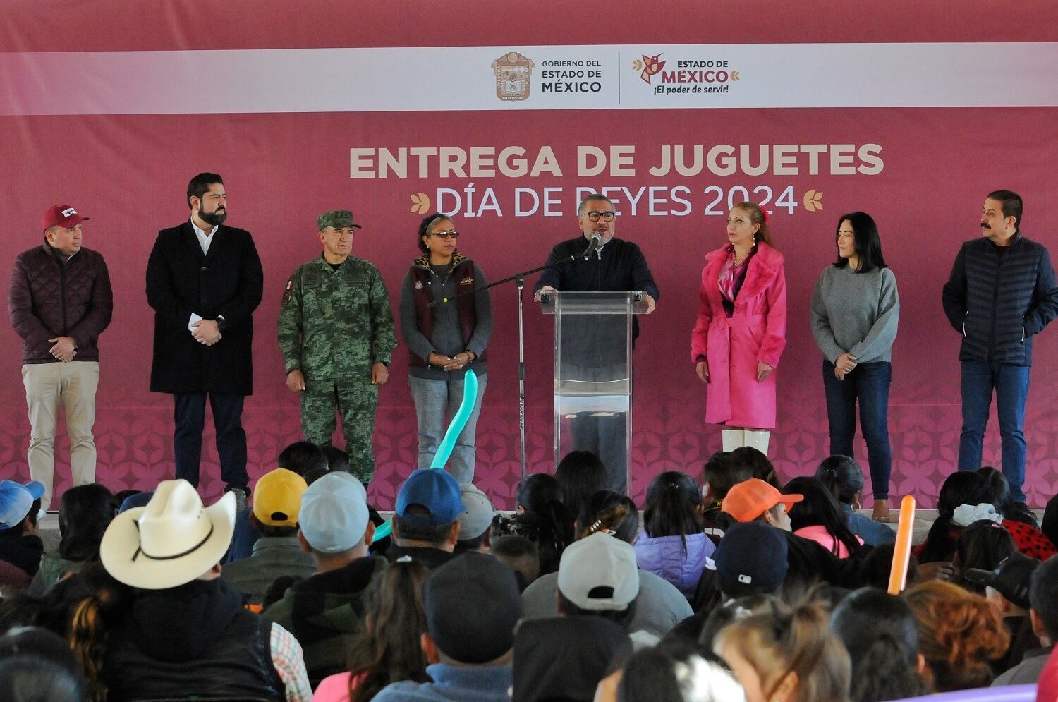 Horacio Duarte entrega juguetes por Día de Reyes