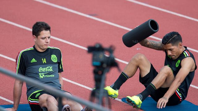 Javier Aquino con Chicharito