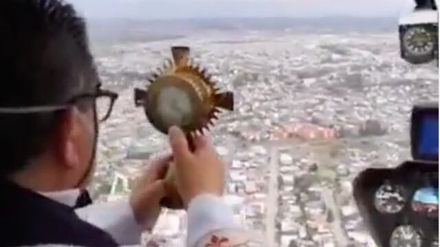 Así dio la bendición un sacerdote