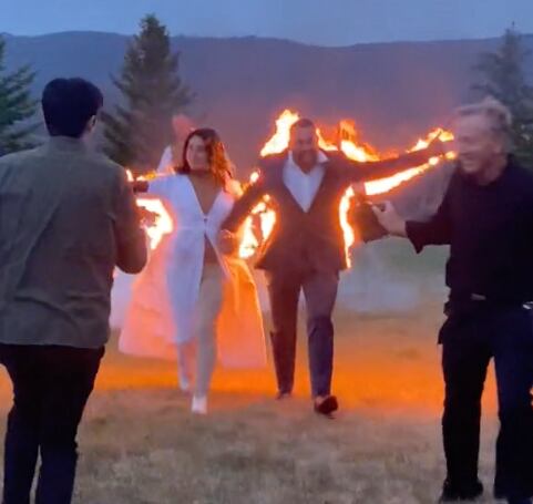 Se prenden fuego en su boda