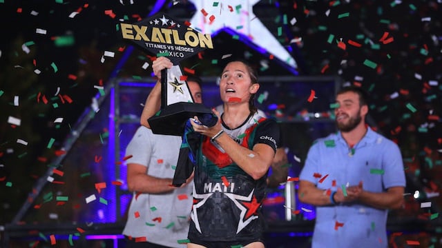 Mati Álvarez recibe una copa de campeona por tercera ocasión