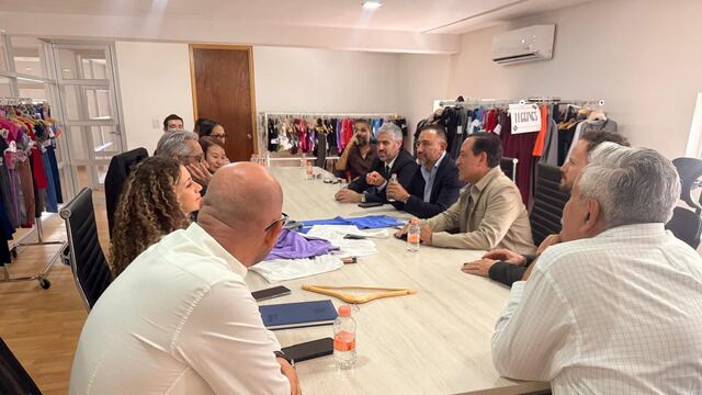 Libia Dennise impulsa la industria textil en Uriangato.