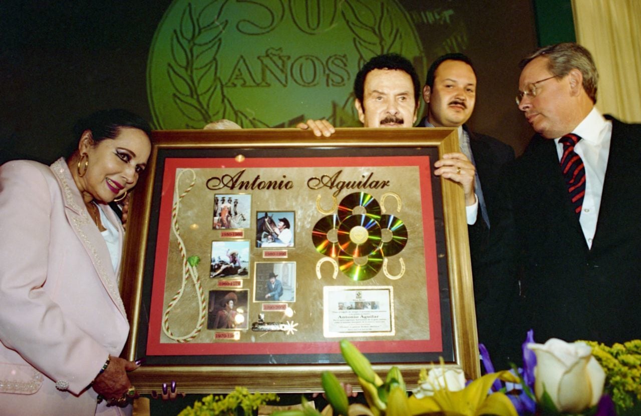 Flor Silvestre, Antonio Aguilar y Pepe Aguilar, en homenaje al segundo.