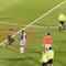 VIDEO: Aficionado entra a la cancha y golpea a jugador en la cara
