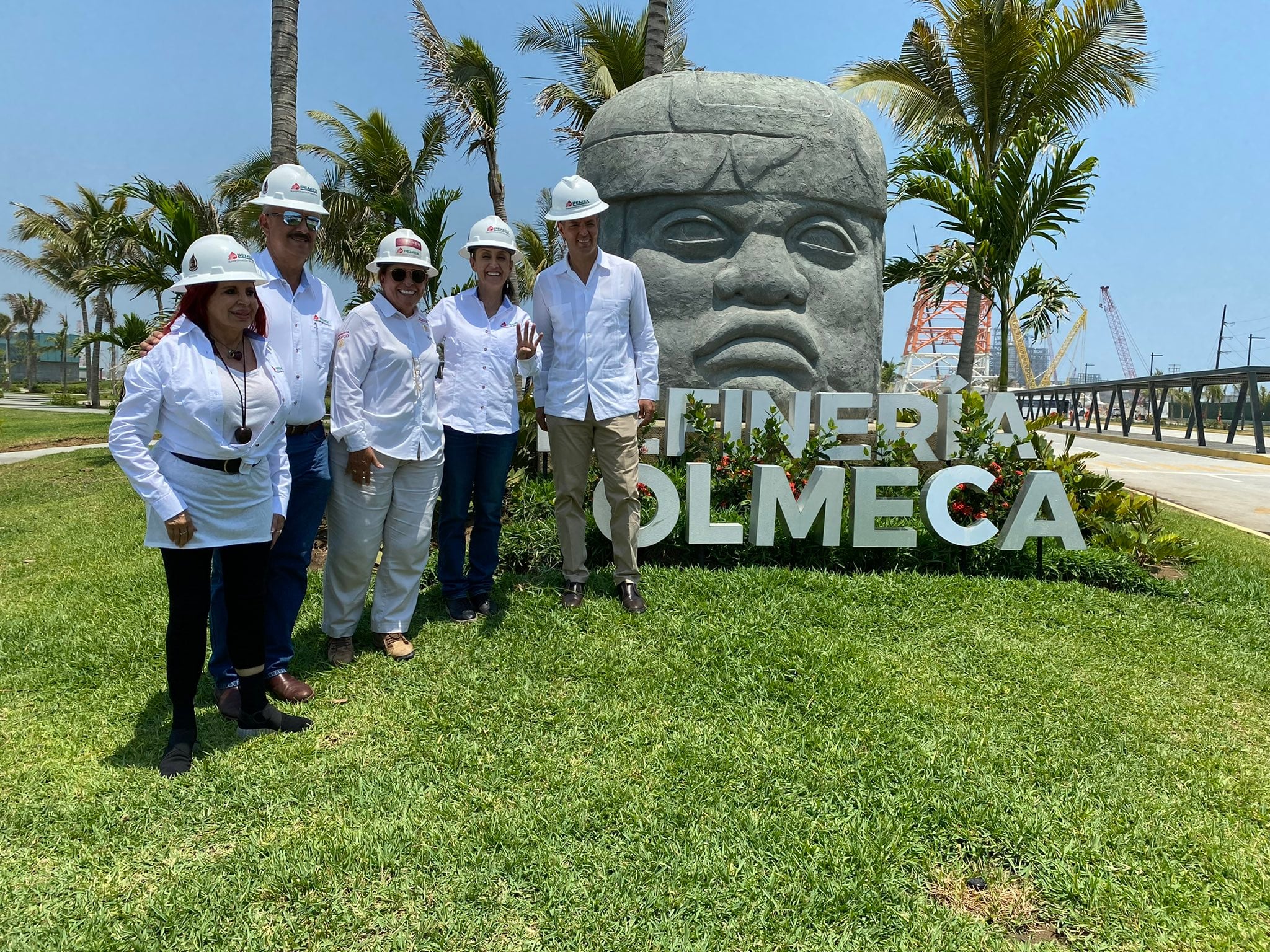 Funcionarios visitaron la refinería Dos Bocas en Tabasco