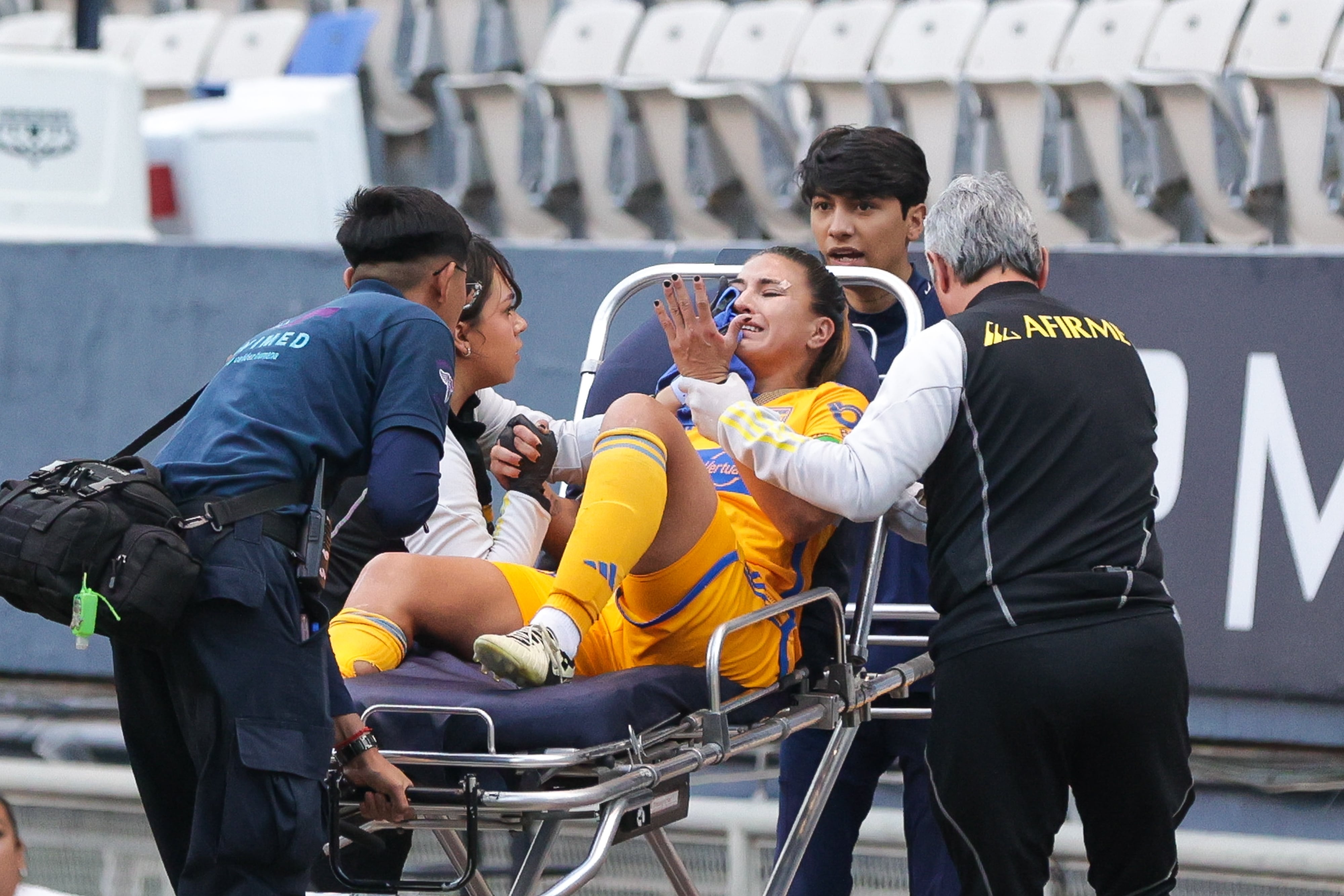 Nayeli Rangel salió en camilla de la cancha.