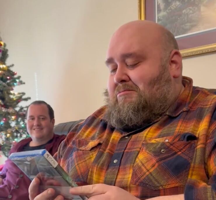 Le regalaron un PS5 y su reacción fue emotiva