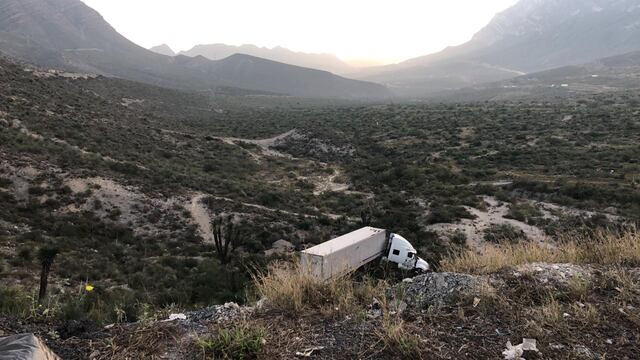El accidente ocurrió en las primeras horas de este viernes, pero hasta el amanecer la pesada unidad no había sido rescatada.