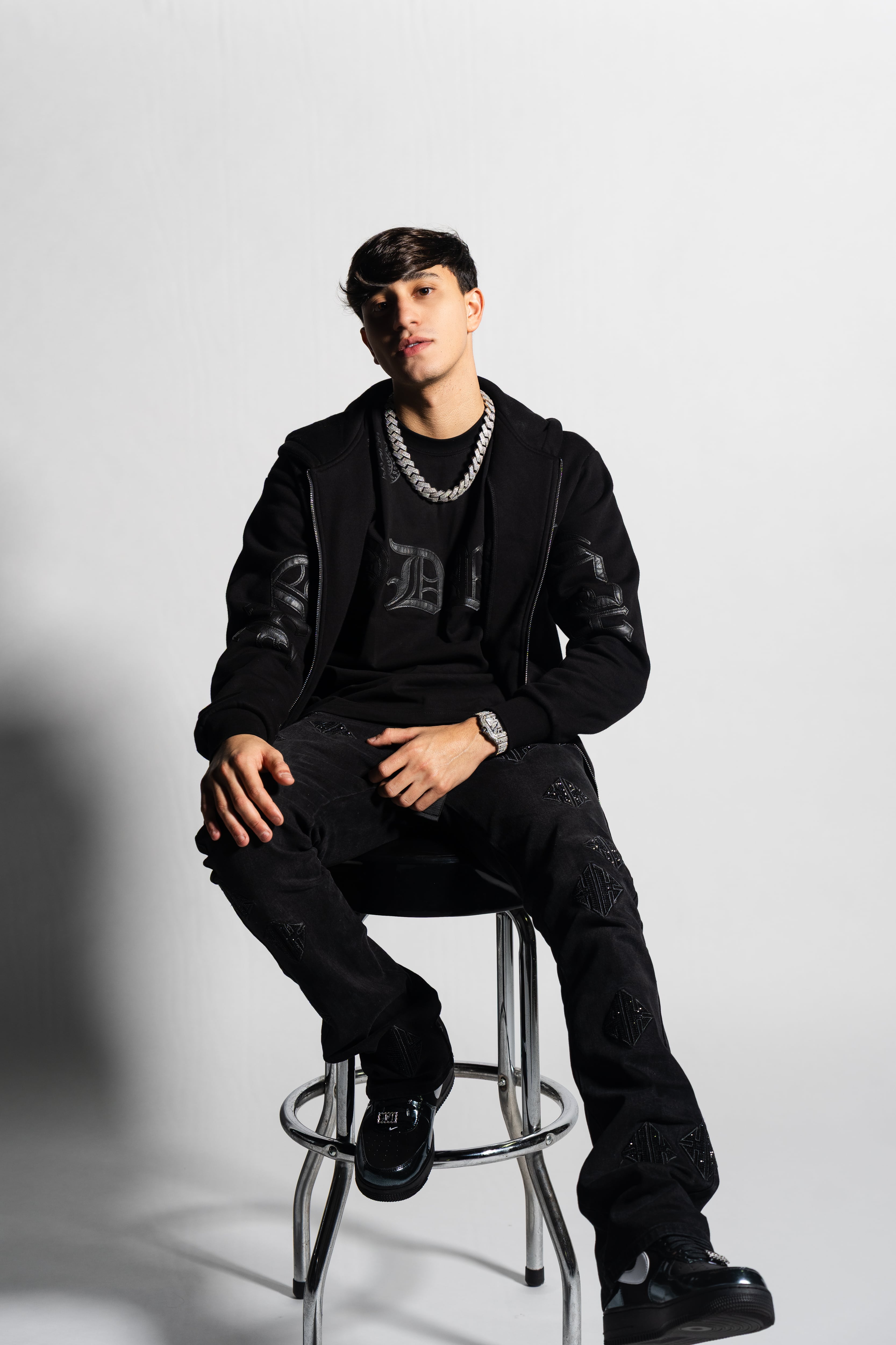 Adrián Santos se presenta en Amazon Music City Sessions
