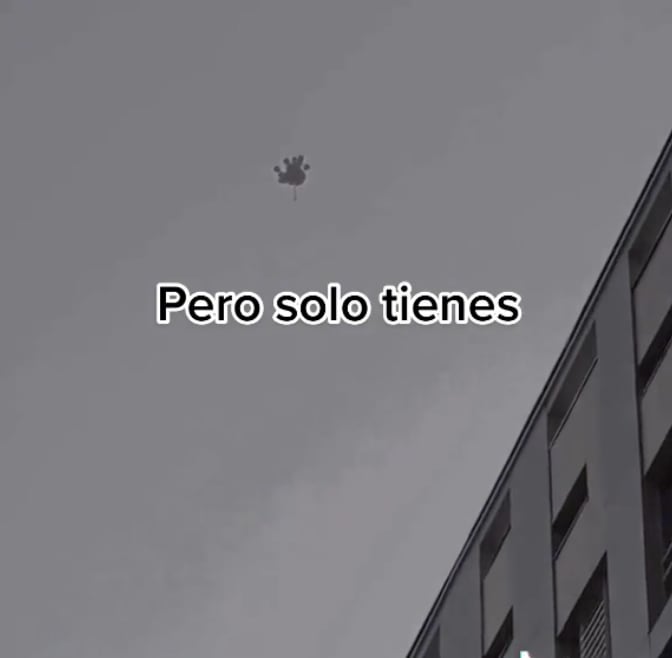 Le regala un iPhone y lo deja ir con los globos