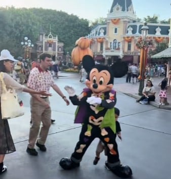 Mickey Mouse da lección a padre distraído en Walt Disney World