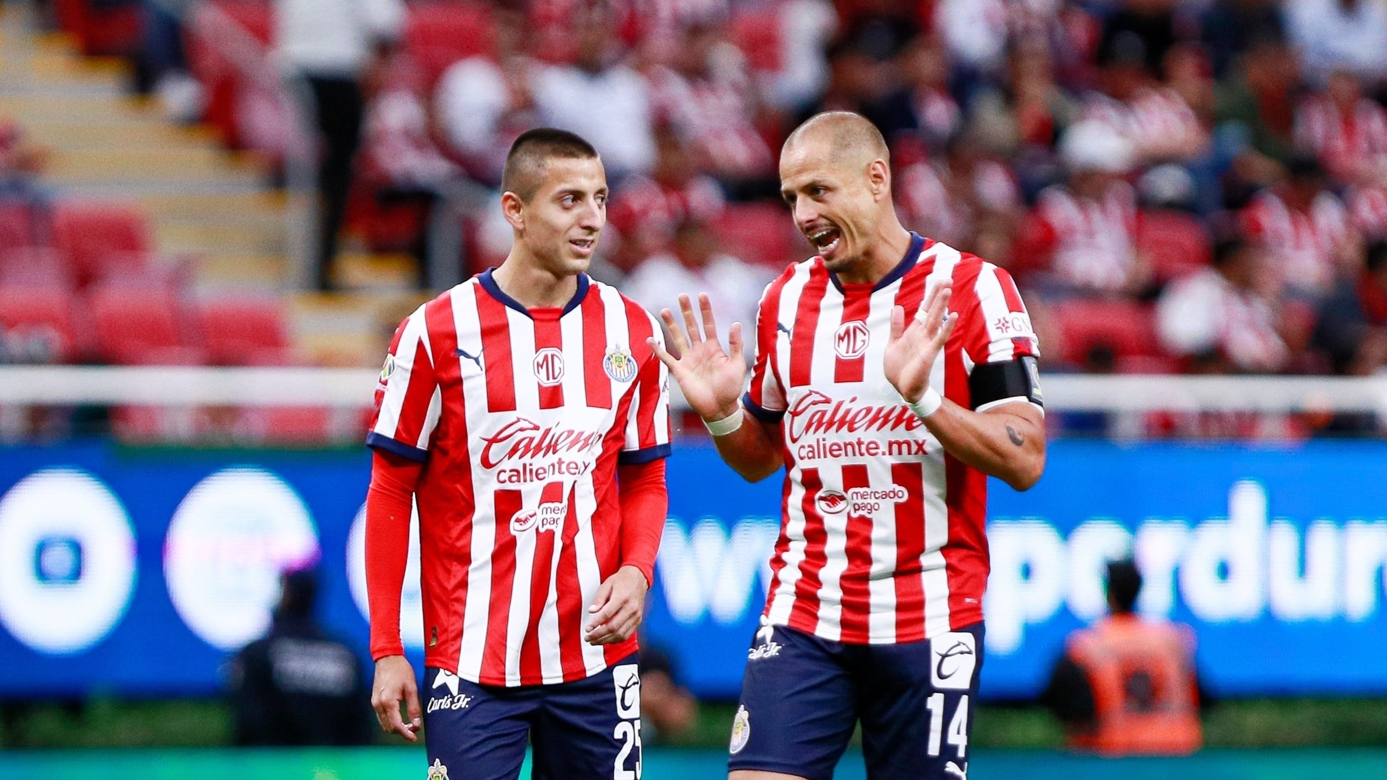 Revelan cómo trata el Chicharito Hernández a jóvenes en el vestuario de Chivas