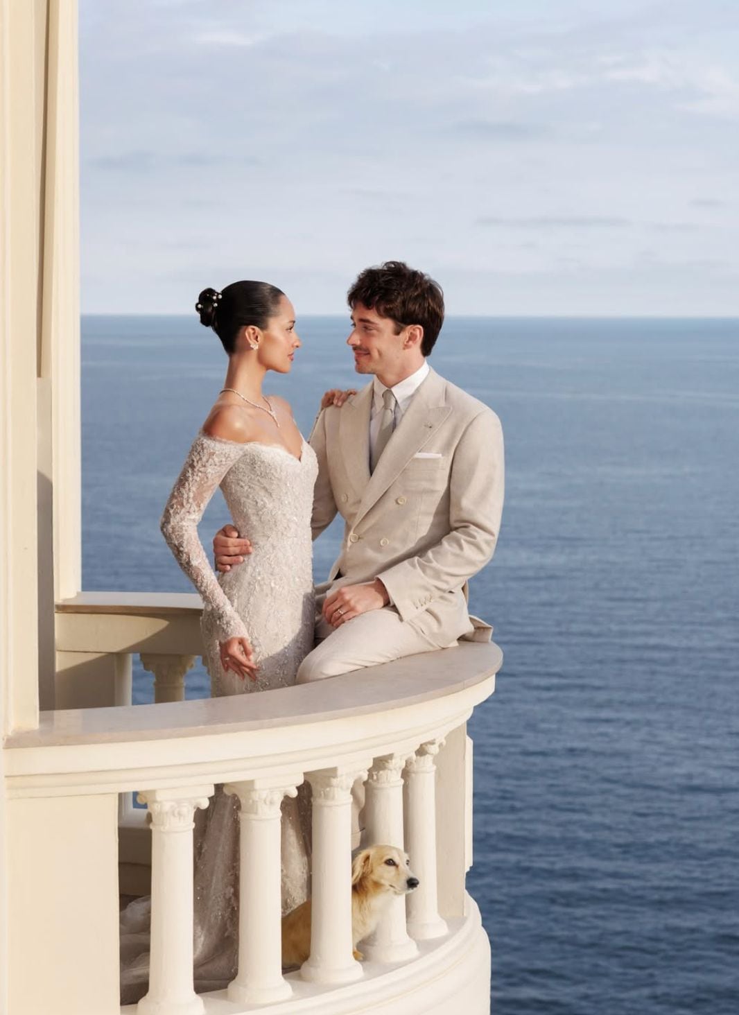 El piloto de F1 Charles Leclerc contrae matrimonio con Alexandra Saint Mleux en Mónaco.