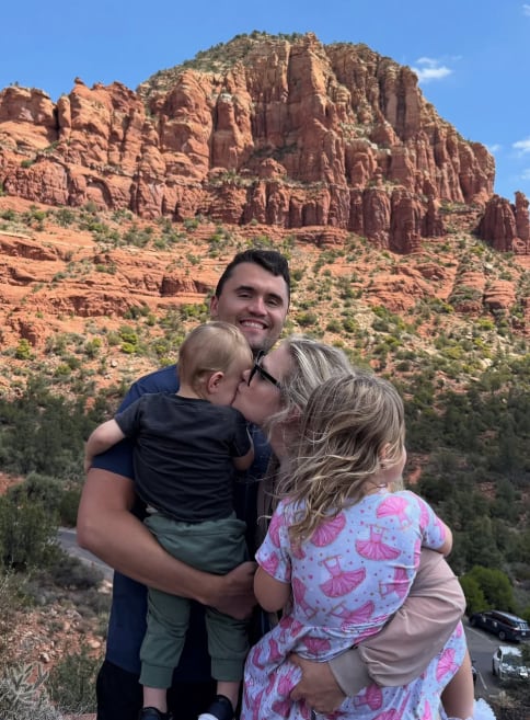 Erika Kirk y Charlie Kirk junto a sus dos hijos