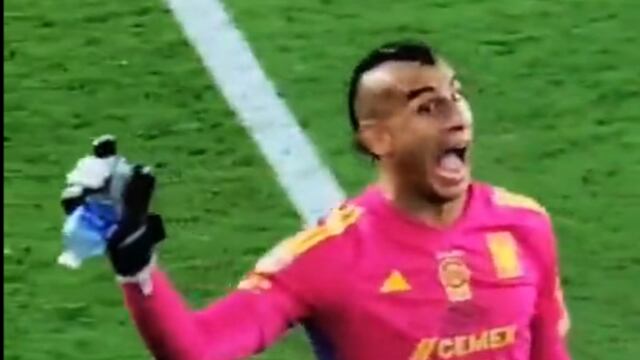 Nahuel Guzmán atrapando objetos que le avientan