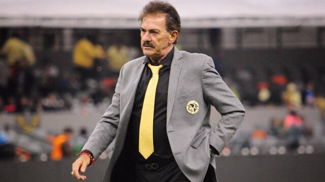 La Volpe camina en la cancha del Estadio Azteca.