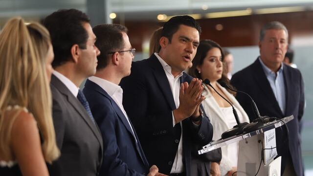 Jorge Romero, dirigente nacional del PAN, responde a la prensa durante la conferencia que encabezó junto a su bancada