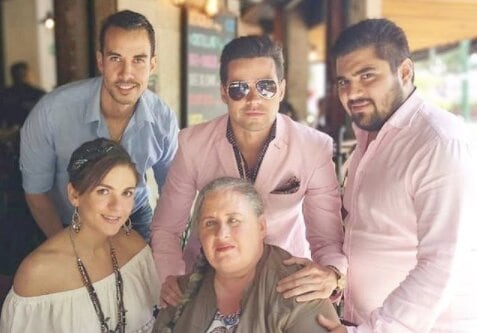 Eleazar Gómez y familia