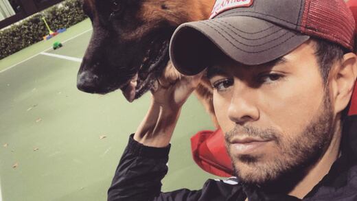 Enrique Iglesias no canta y esta fue la desagradable experiencia de sus fans al verlo en concierto (VIDEO)