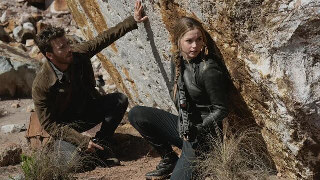 Chris Evans y Ana de Armas en la película Ghosted