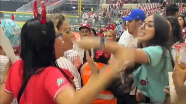 Pelea entre dos aficionadas en un juego de los Diablos Rojos del México