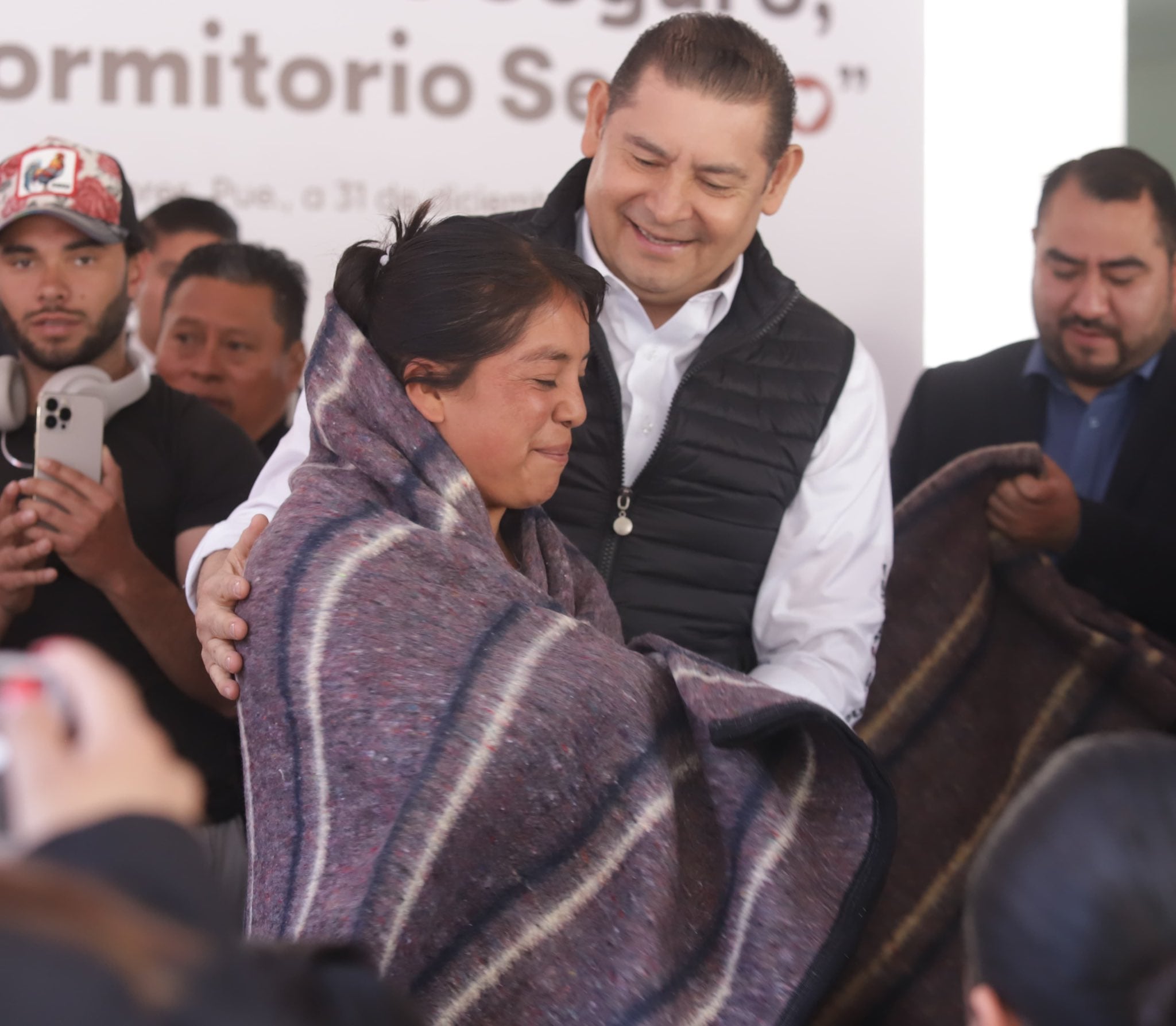Alejandro Armenta entregó cobertores en zonas frías de Libres, Puebla