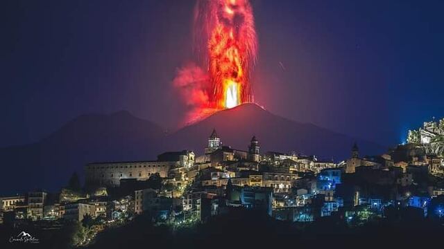 Volcán Etna en Italia entra en erupción