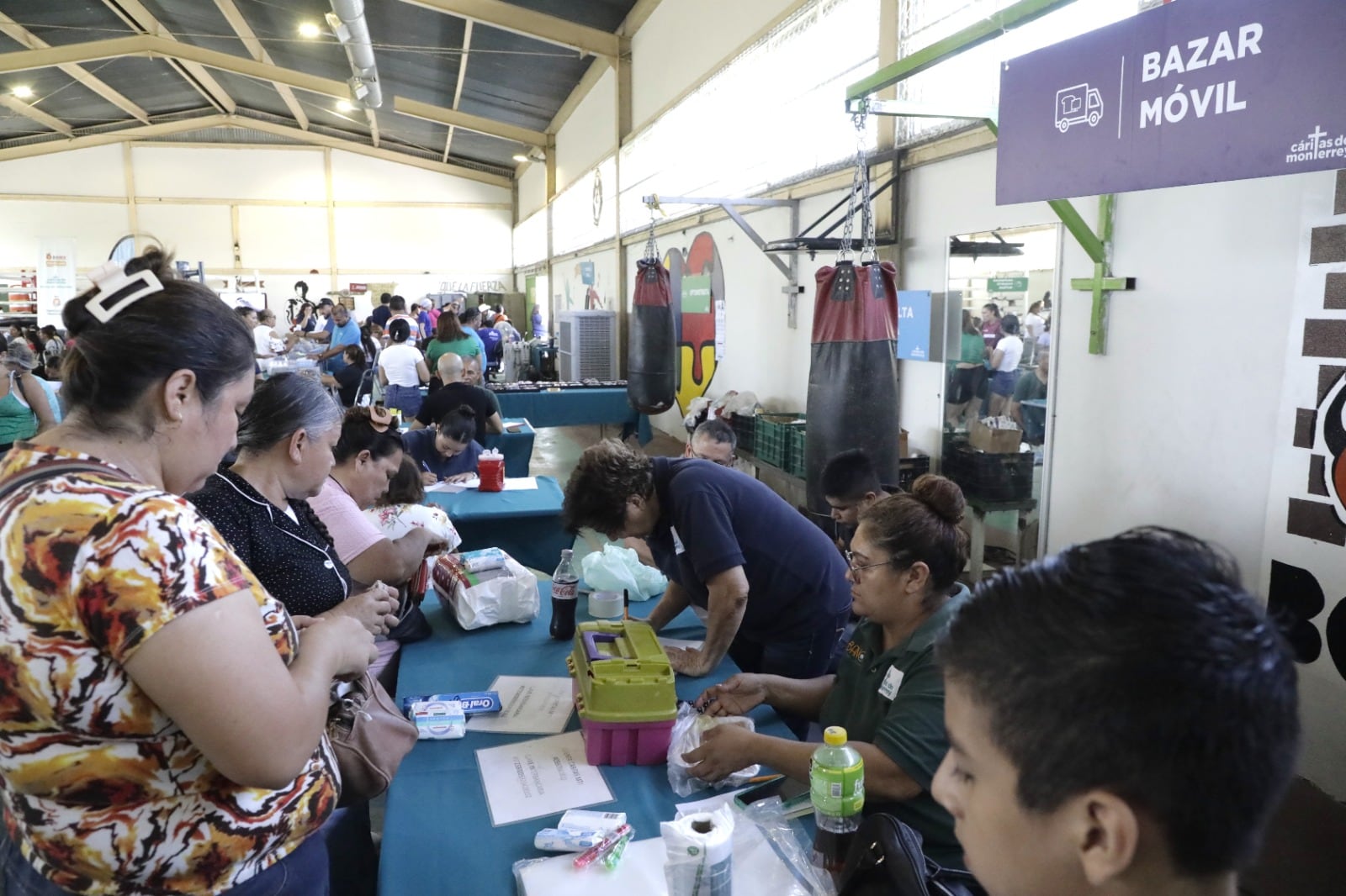 Mega Brigada de Escobedo lleva alimentos y servicios a Alianza Real.