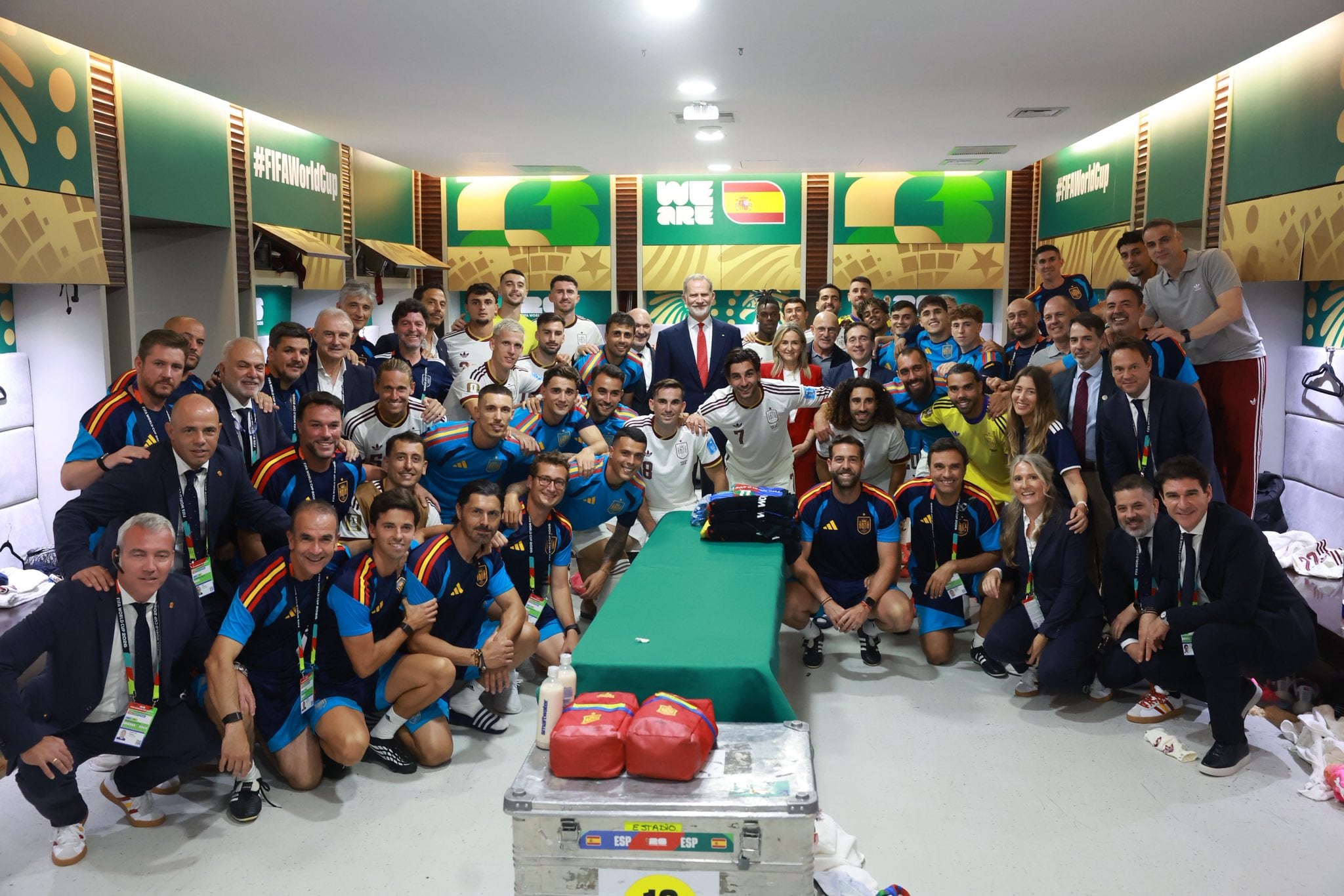Felipe VI felicita mano a mano a la Selección Española tras vencer a Uruguay
