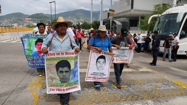Papás de los 43 en Acapulco.