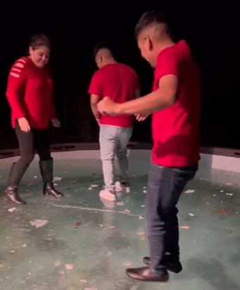 Bailan sobre alberca congelada y termina mal