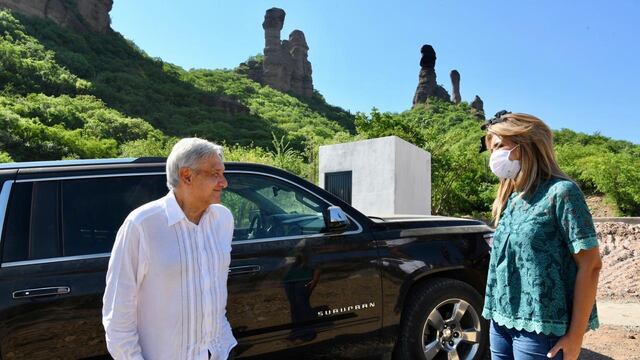 AMLO y Claudia Pavlovich.