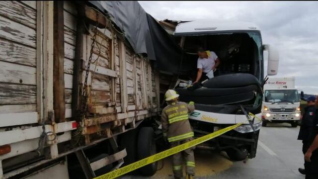 El autobús chocó contra la parte trasera del tráiler