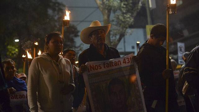 Marcha a 14 meses de la desaparición de los 43 normalistas.