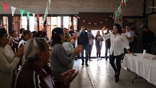 Elizabeth Terrazas entrega apoyos a adultos mayores