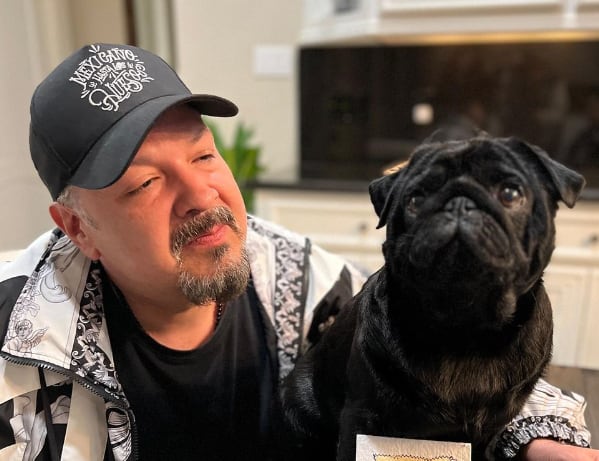 Pepe Aguilar con su perro Gordo