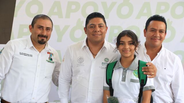 Ricardo Gallardo entrega apoyos escolares